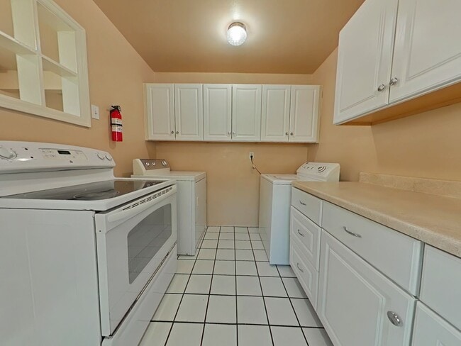 Building Photo - 3 Bedroom House ~ Close to Campus ~ Pet Fr...