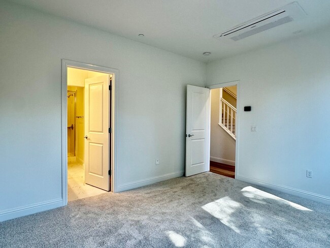 Foto del edificio - New Luxury Townhouse in Saratoga