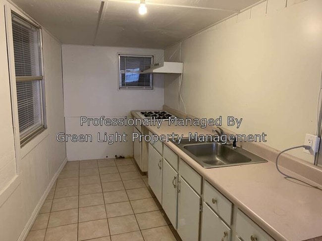 Building Photo - 824 Karnes St