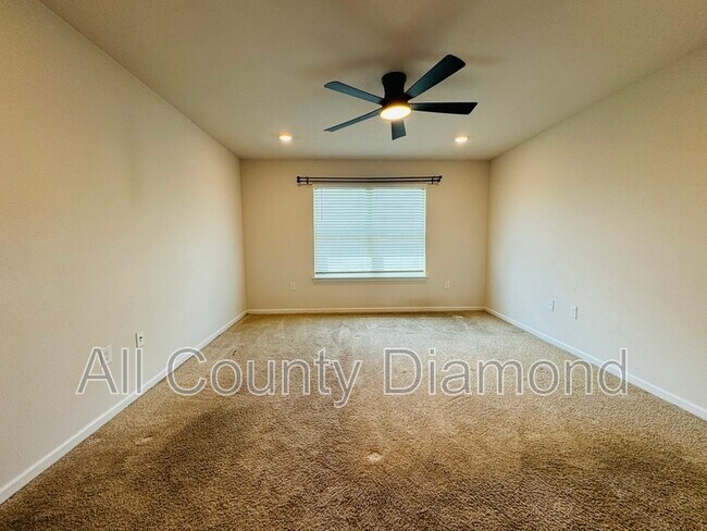 Building Photo - 4011 Silver Spur Rd