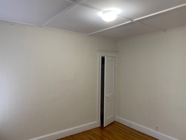 Building Photo - 1-2 Bed (split) Fenway 9/1