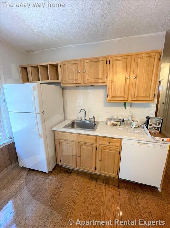 Building Photo - Davis Sq 2 Bedroom 2 Bathroom - Great Loca...