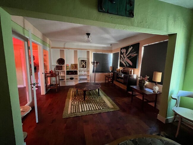 Foto del edificio - Charming mixed-use property, ideal for res...