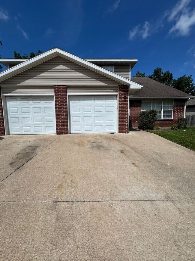 Building Photo - 1591-1593-1593 N Doulton Dr