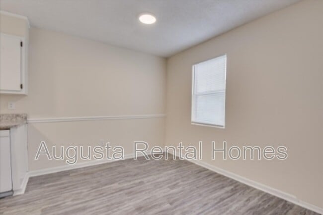 Building Photo - 2575 1/2 Tobacco Road - B