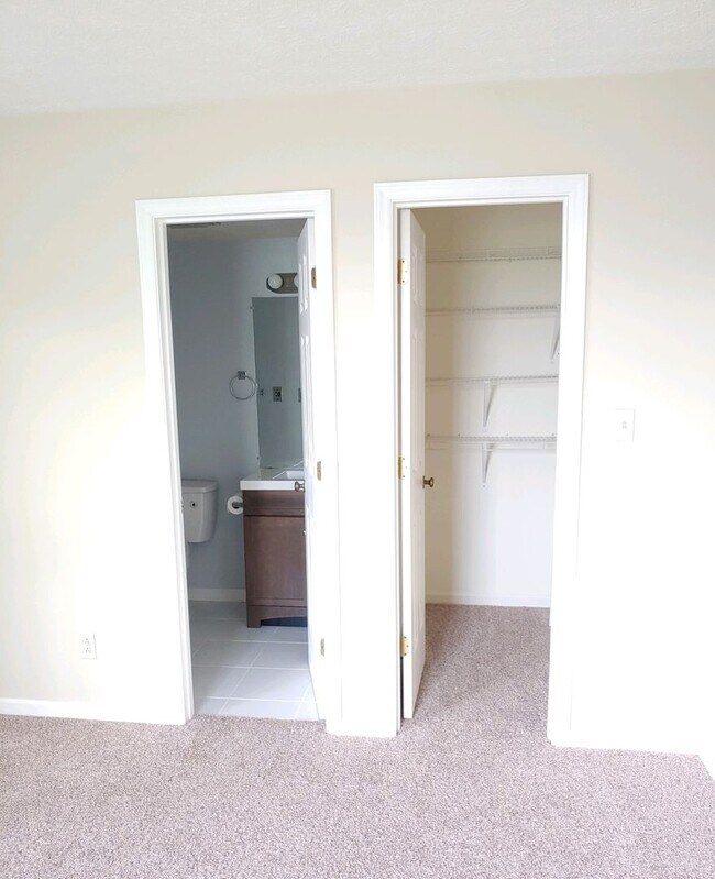 Building Photo - 3 Bedroom 2 Bath Condo