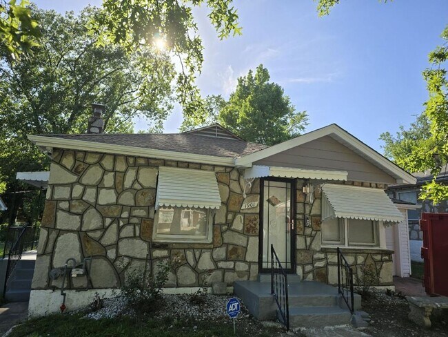 Foto del edificio - UPDATED 2 Bed 1 Bath  Home with Finished Lower Level & Spacious Backyard in Normandy School District