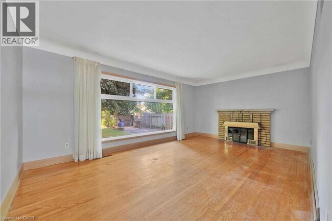 Photo du bâtiment - 675 Inverness Ave
