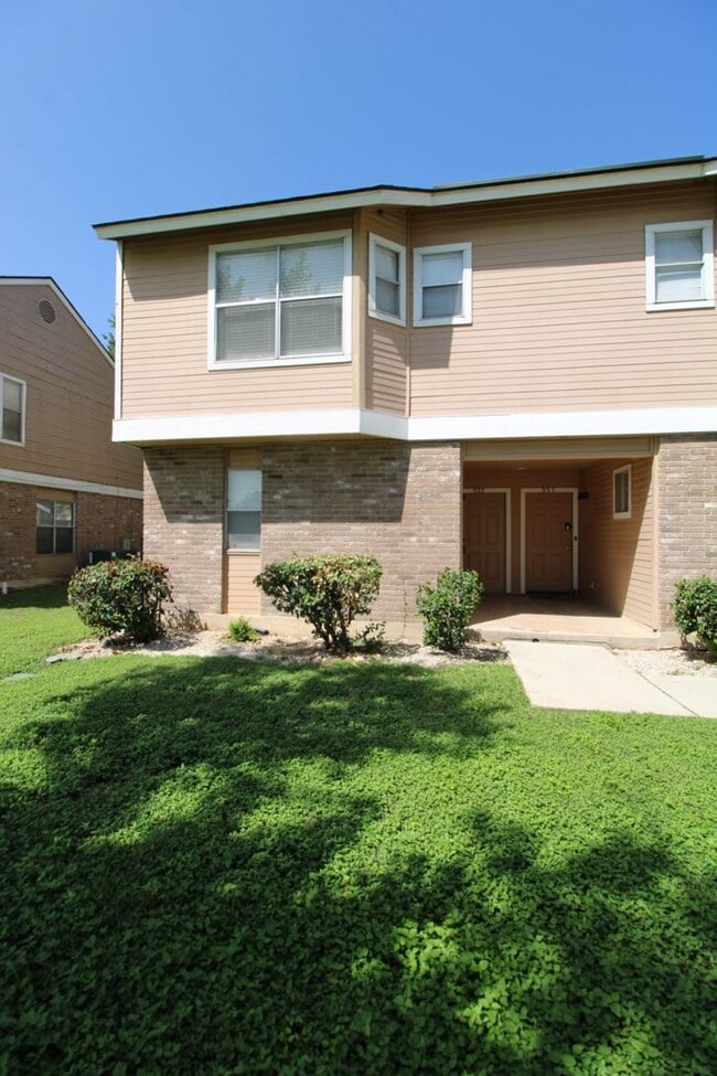 Building Photo - 933 Schertz Pkwy