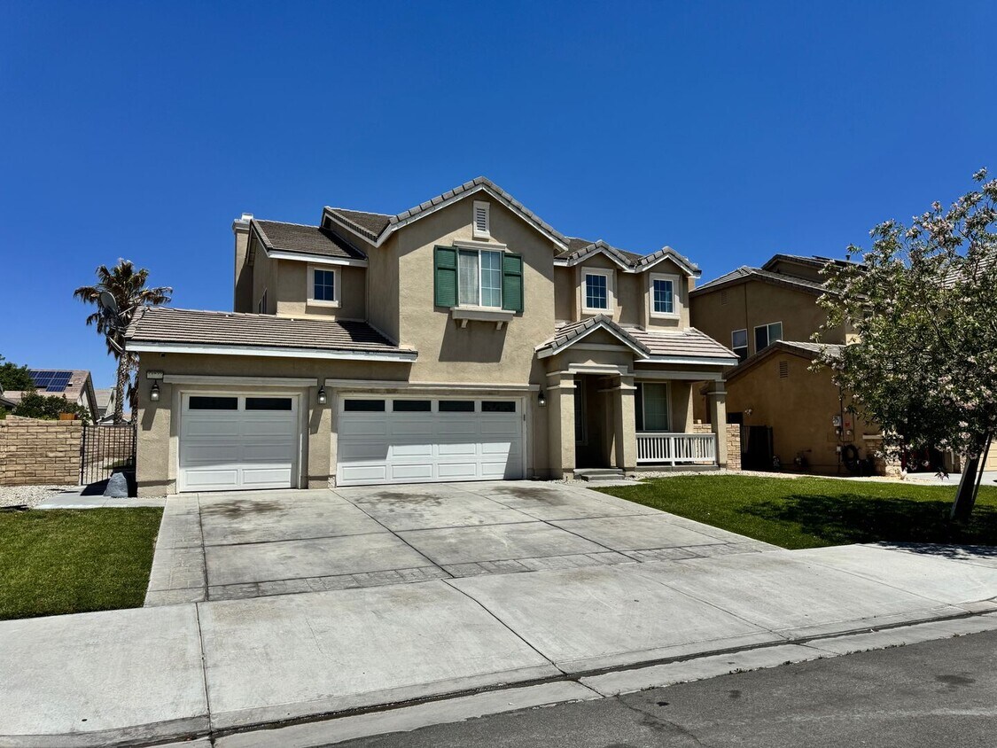 Building Photo - Gorgeous Westside 5 + 3 With Solar - $3600