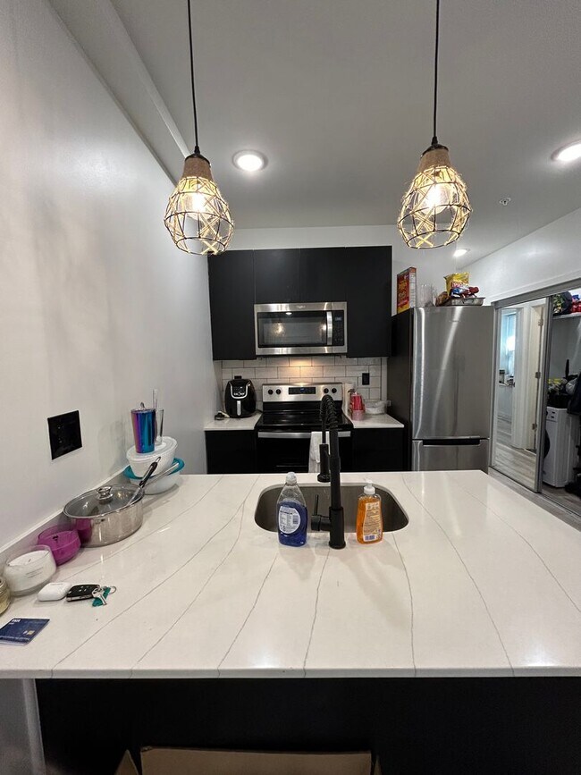 Foto del edificio - Private fenced yard! Modern, stylish & fully updated apartment!
