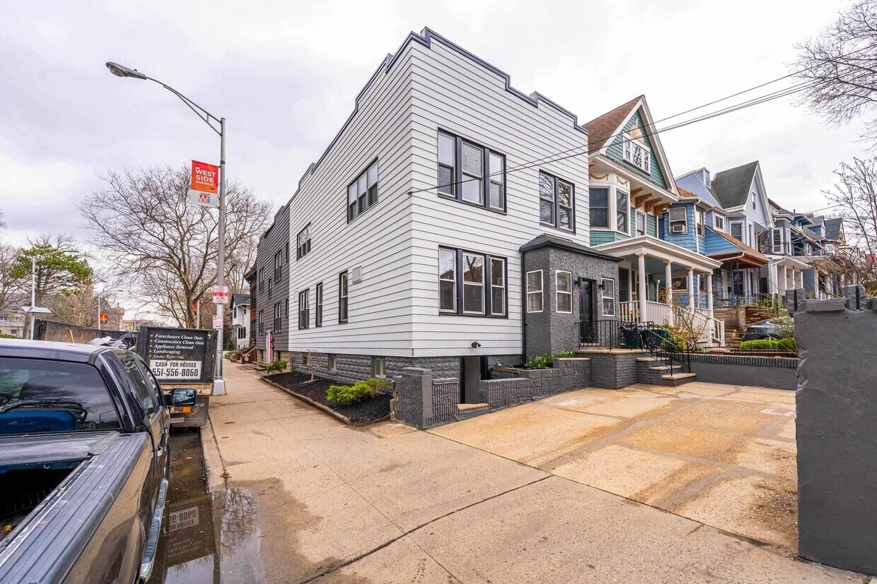 Foto principal - 152 Bentley Ave