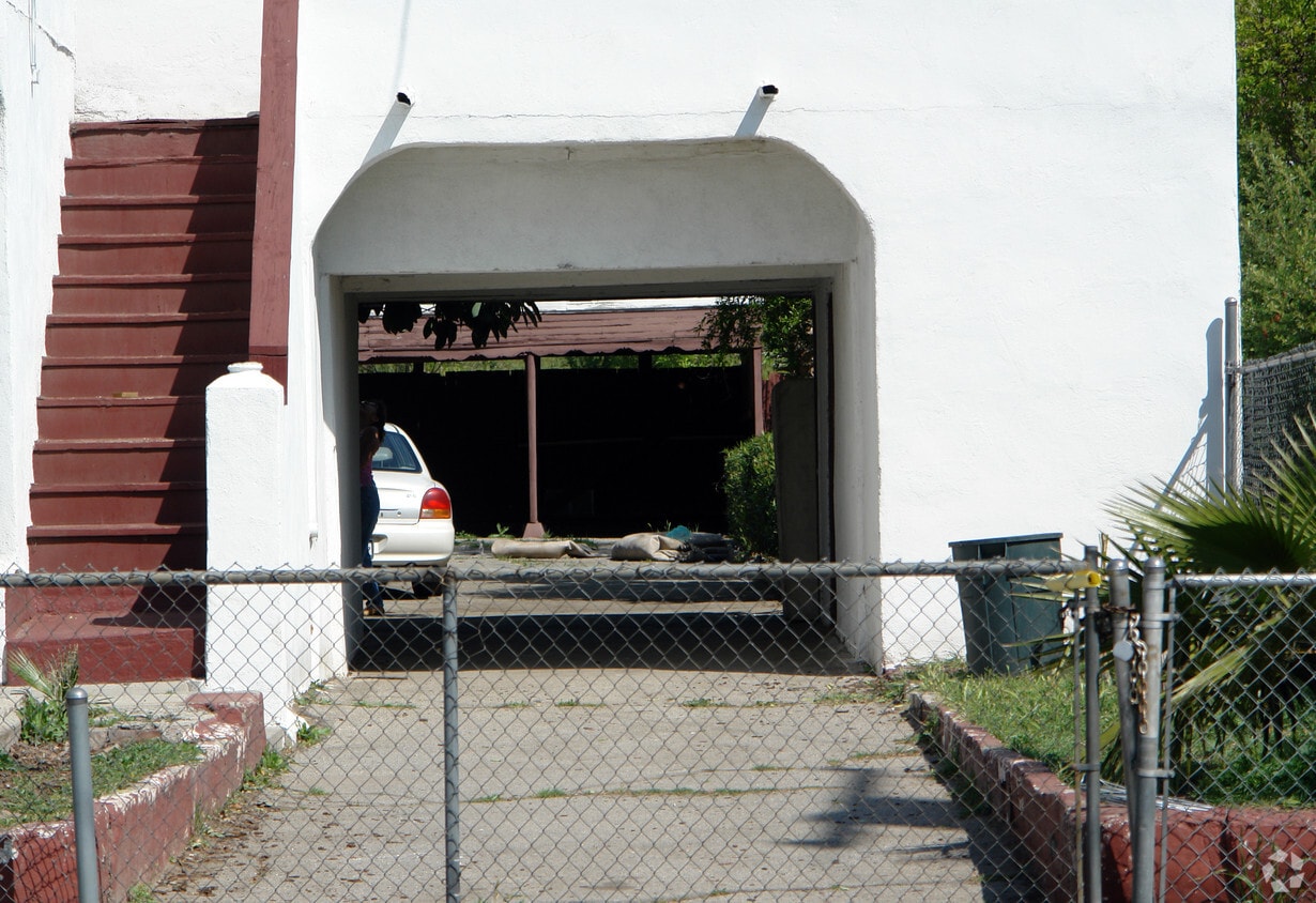 Building Photo - 854 W 8th St