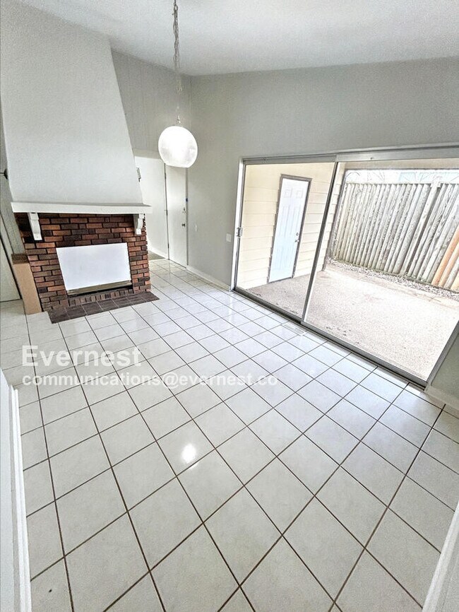 Building Photo - 3 Bed, 2 Bath Home with Garage / Pet-Friendly / Available Now!