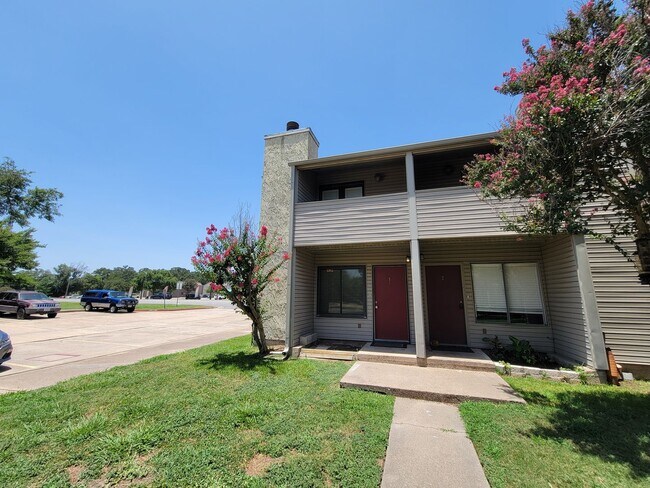 Foto del edificio - College Station - 2 bed/1.5 bath end unit ...