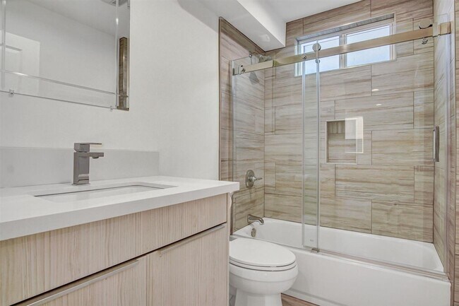 Foto del edificio - 2419 S Cochran Ave