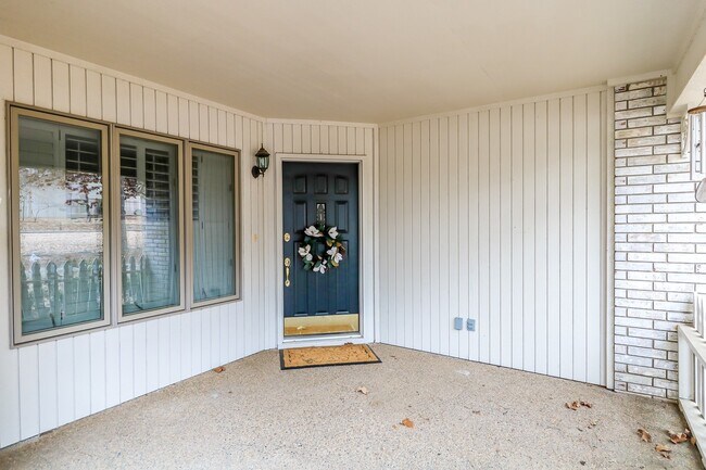 Foto del edificio - Beautiful 4 Bedroom, 3 Bath home. It has a 2 car garage plus a 1 car carport.  Stay warm in the w...