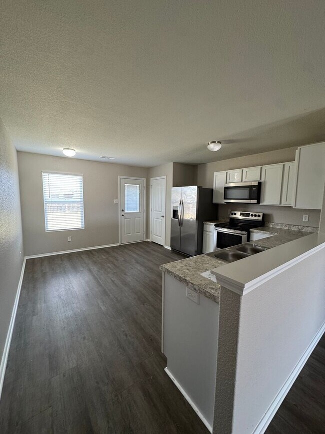 Foto del edificio - 4 bed / 2 bath Available Now!