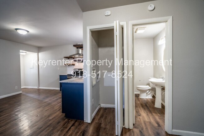Foto del edificio - E 15th St Duplex