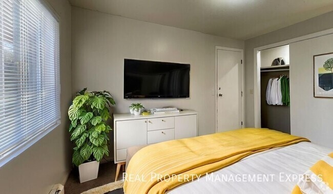 Building Photo - 2 Bed 1 Bath Apartment