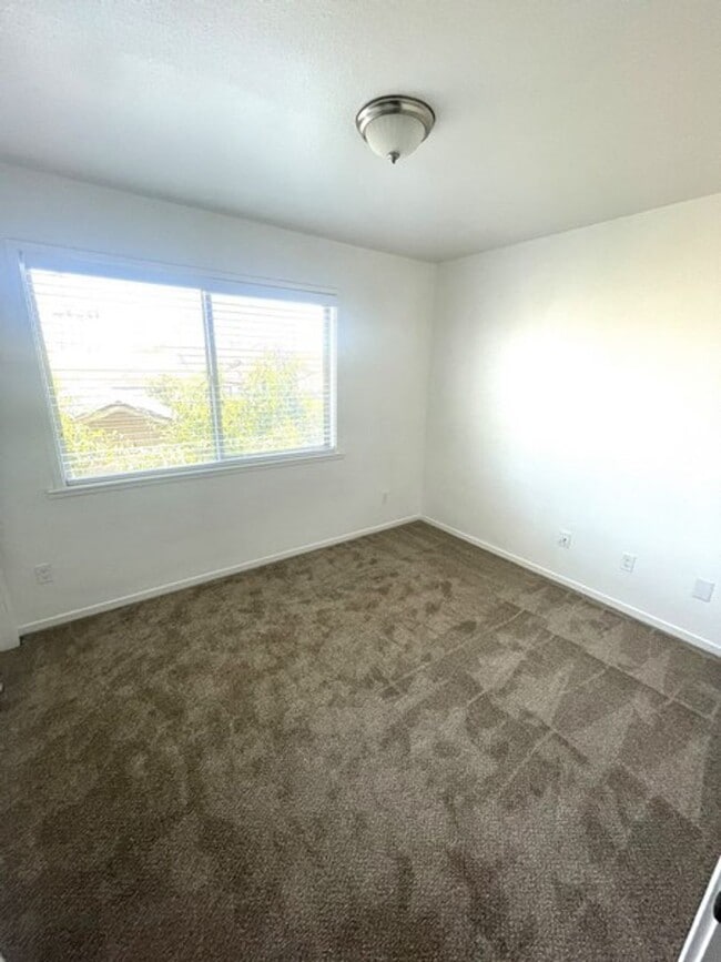 Building Photo - Renovated Upstairs 2 Bedroom with low move...
