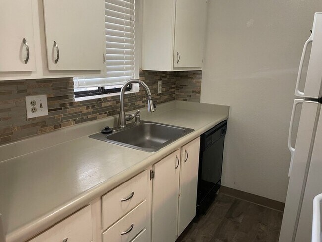 Foto del edificio - One Bedroom Condo with Den in Southeast Reno