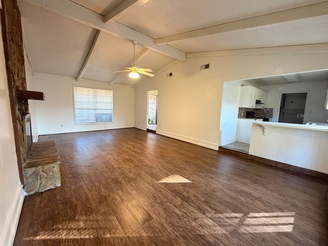 Foto del edificio - Large home ready for tenant....