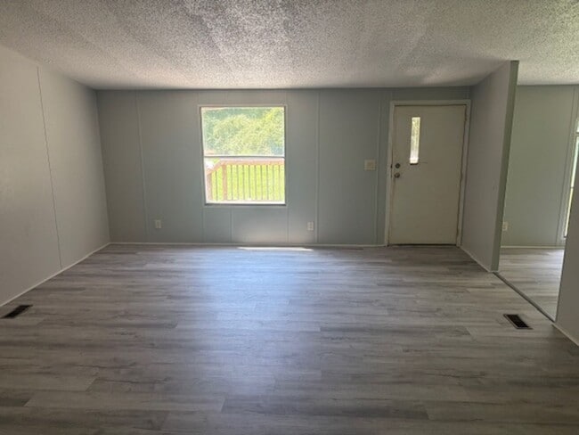 Building Photo - Renovated 3 Bedroom 2 Bath Home for Rent o...