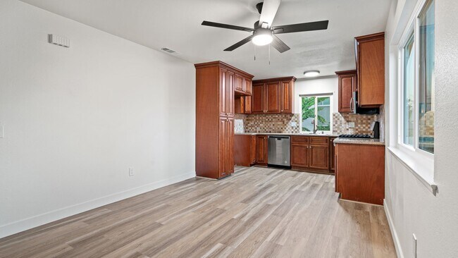 Building Photo - Spacious 3-Bedroom End Unit with Golf Cour...