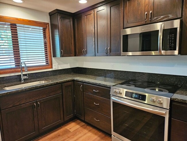 Building Photo - 3Bd/2Ba Single Story Home-For Viewing!