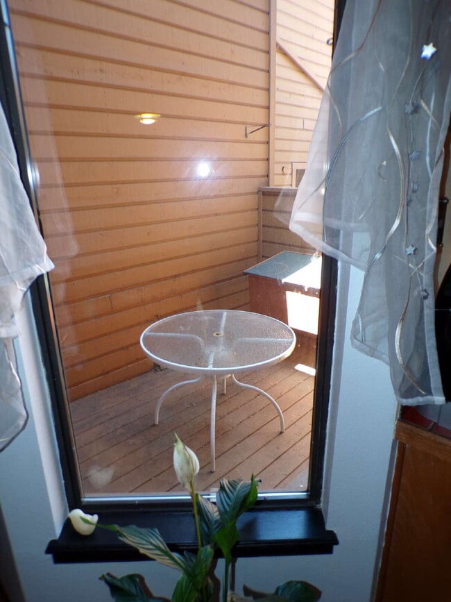 Building Photo - Wind Stream Condos - 3 Bedroom - 2 bathroo...