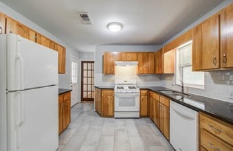 Building Photo - 5519 Huisache St