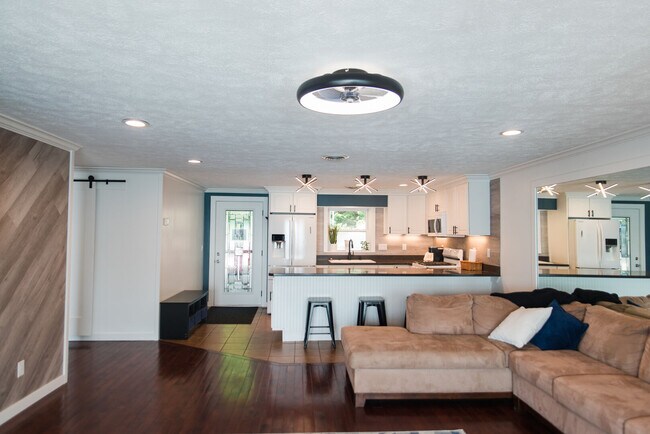 Foto del edificio - 7633 S West Bay Shore Dr