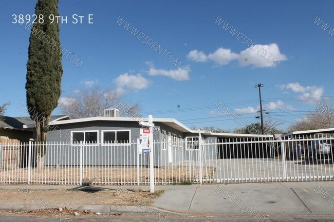 Building Photo - 3BD/1BTH FIRSTFLOOR APARTMENT/DUPLEX EAST ...