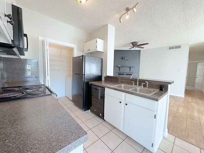 Foto del edificio - Welcome to this charming 2-bedroom, 2-bath...