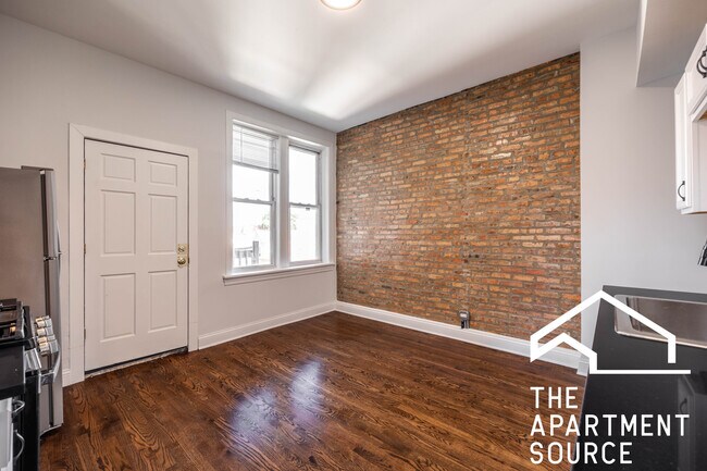 Foto del edificio - 2842 W Augusta Blvd