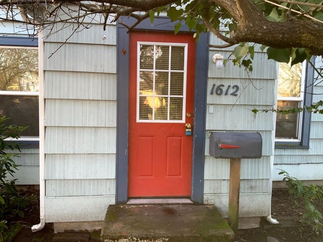 Building Photo - 1 Bedroom Duplex in Midtown Near the Whit