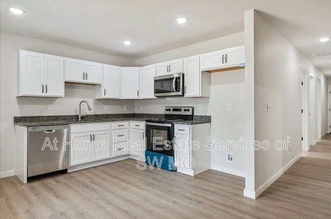 Building Photo - 1052 S Overhill Ave