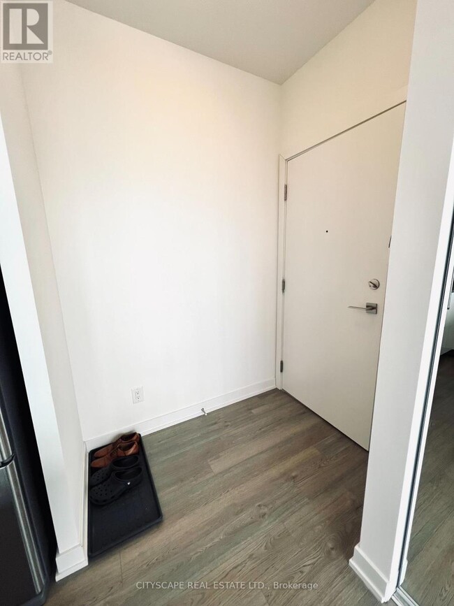 Photo du bâtiment - 1603-1603 Eglinton Ave W