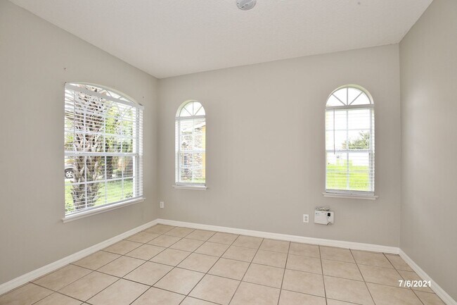 Foto del edificio - Gorgeous 4/2.5 Home with a 2 Car Garage Lo...