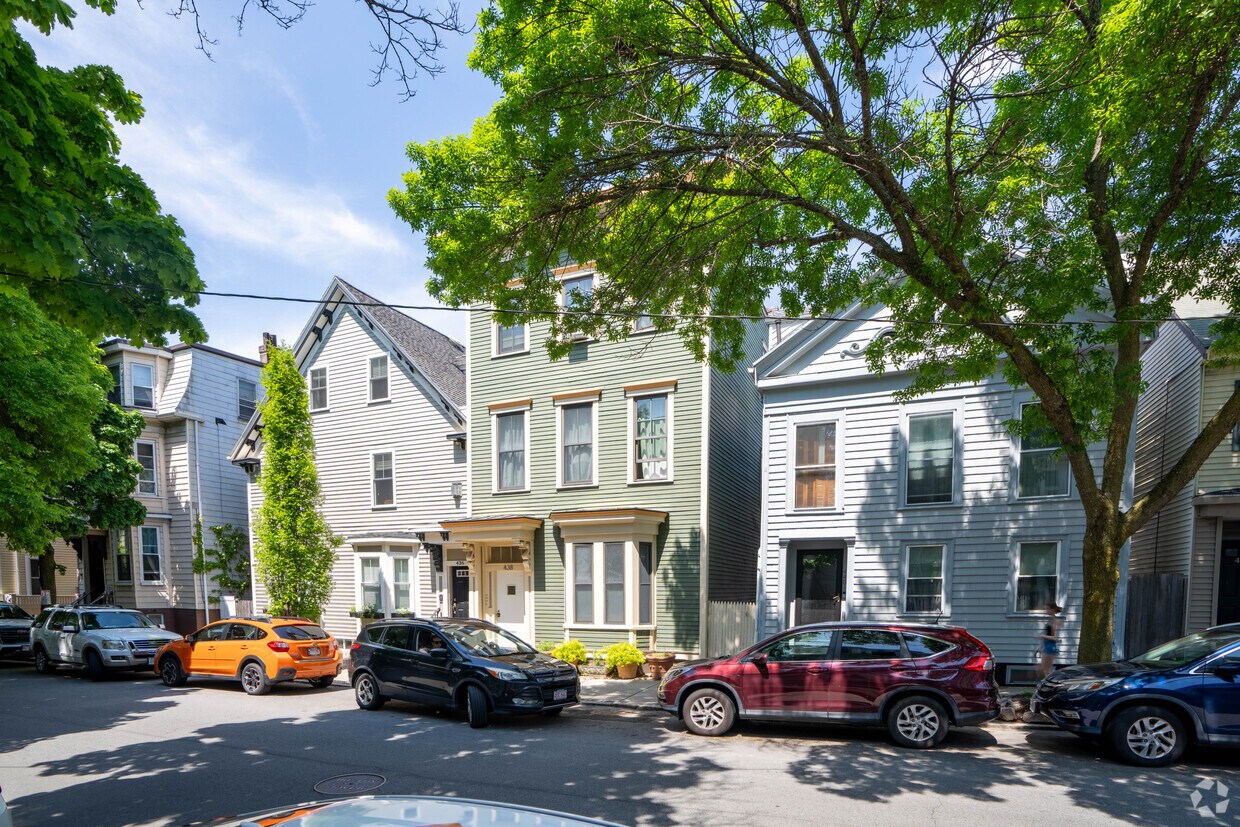 438 W 4th Street se encuentra en el sur de Boston. - 438 W 4th St