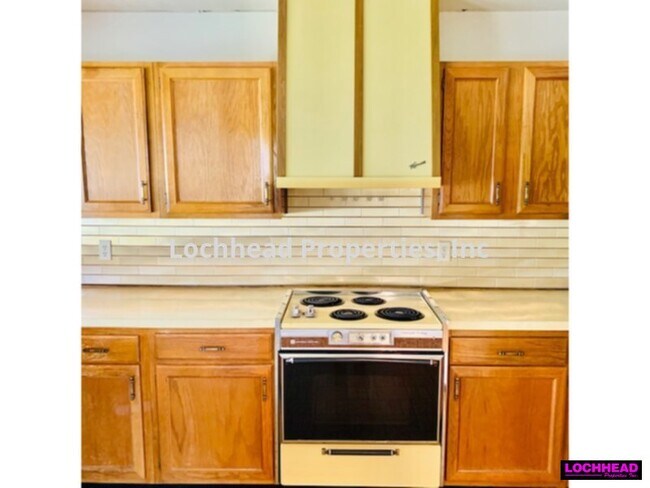 Building Photo - Beutiful Home located in the Oaks Subdivis...
