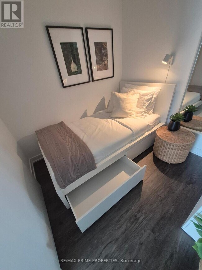 Building Photo - 88 Queen St E