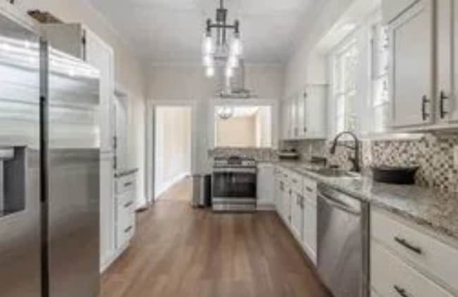 Building Photo - 924 E Houston Ave