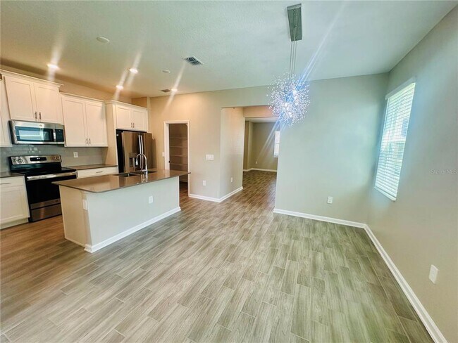 Foto del edificio - 6452 Sprucepine Ln