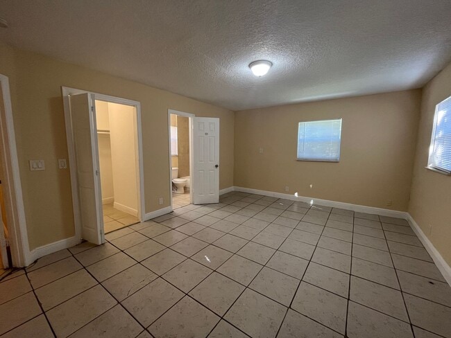 Photo - 4/2 Home for rent, all tile floors, central ac.