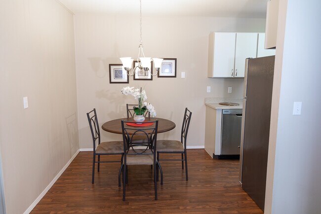 Área con desayunador - Silver Lake Apartments – Comfort, Convenience & Community in Portage, WI