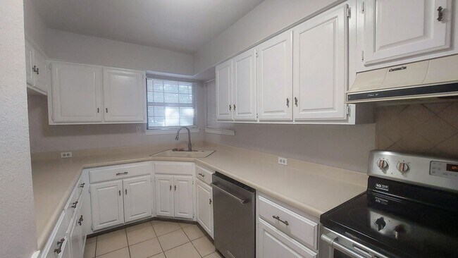 Foto del edificio - Available NOW! North Central Harmony Hills.