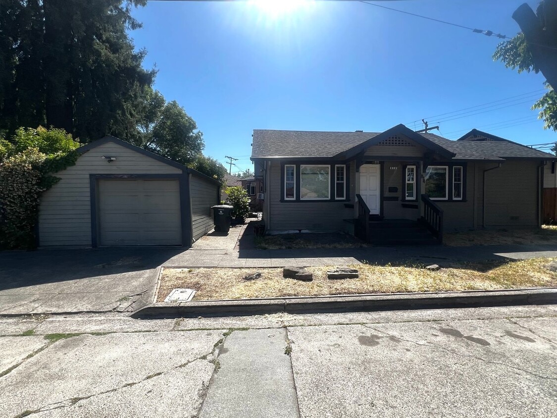 Primary Photo - 2 Bedroom / 1 Bathroom Single Family Home ...