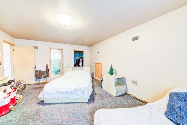 Building Photo - Available MAY 2026 - 3 Bed 2 Bath w/ off street parking & garage!